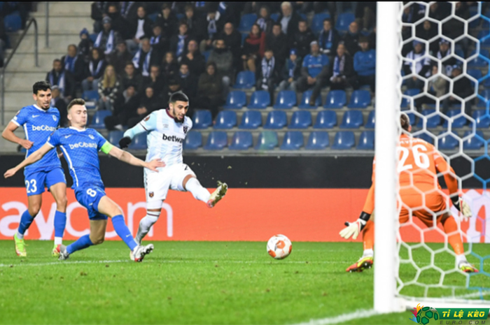 Benrahma ghi ba bàn Europa League