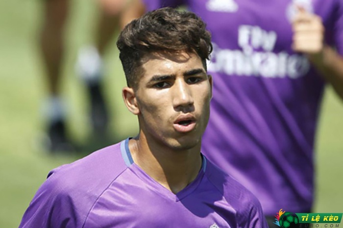Achraf Hakimi đá phạt trực tiếp