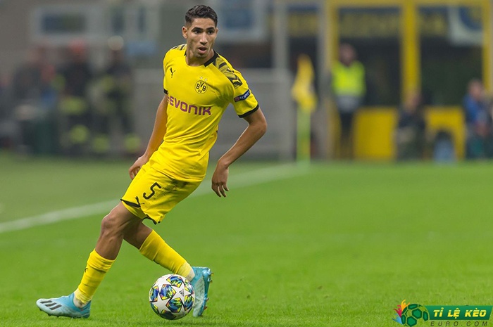 Achraf Hakimi đá phạt trực tiếp
