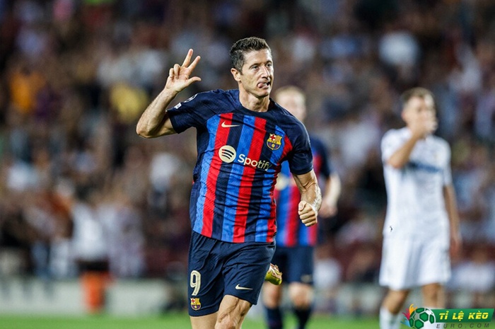 Robert Lewandowski ghi hat-trick