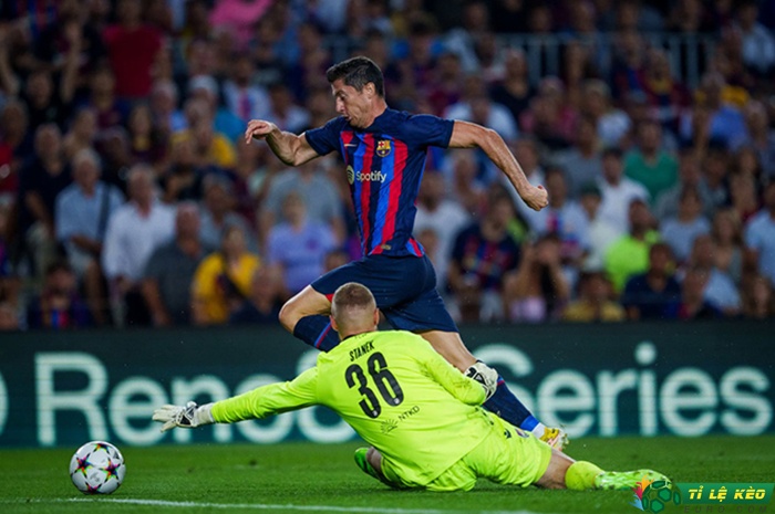 Robert Lewandowski ghi hat-trick